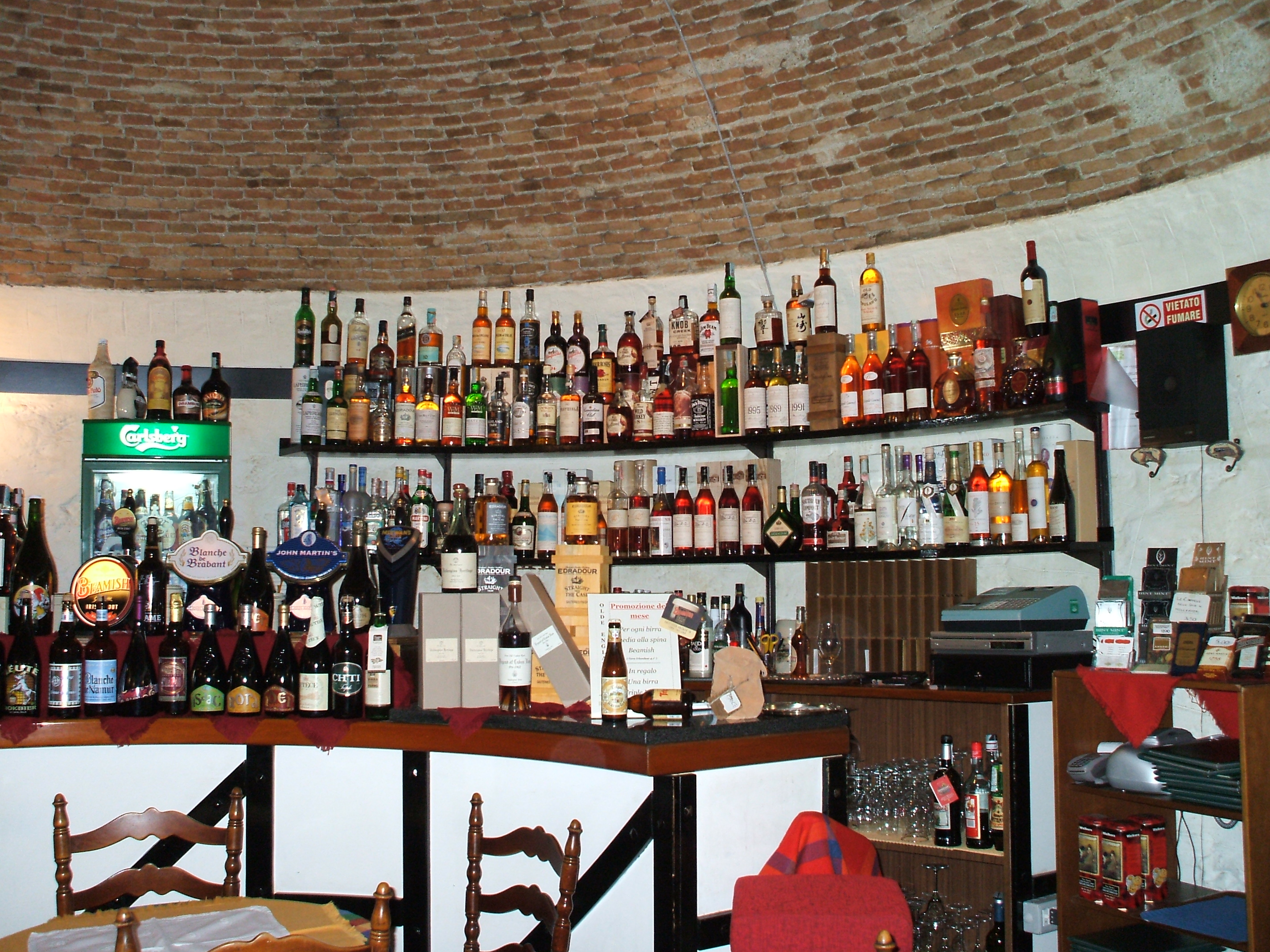 Sala bar del locale di Cernobbio